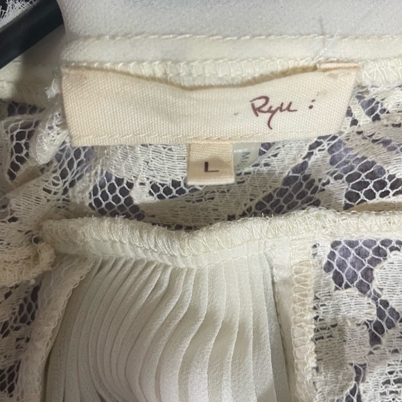 Ryu Cream Lace w/ Black Trim Long Sleeve Pleated Back Blouse - Picture 6 of 8